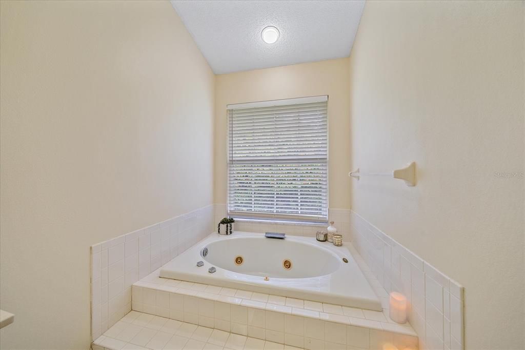 待售: $299,900 (2 贝兹, 2 浴室, 1598 平方英尺)