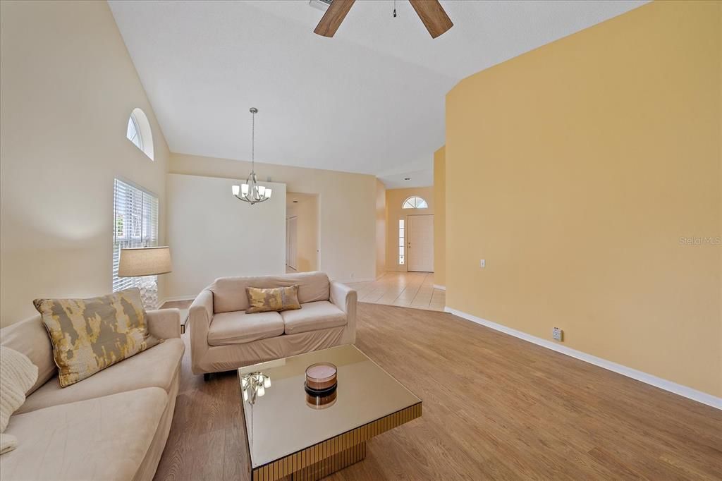 待售: $299,900 (2 贝兹, 2 浴室, 1598 平方英尺)