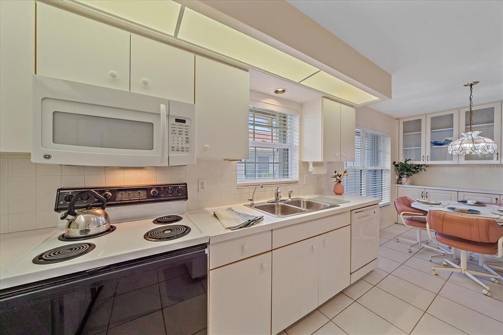 待售: $299,900 (2 贝兹, 2 浴室, 1598 平方英尺)