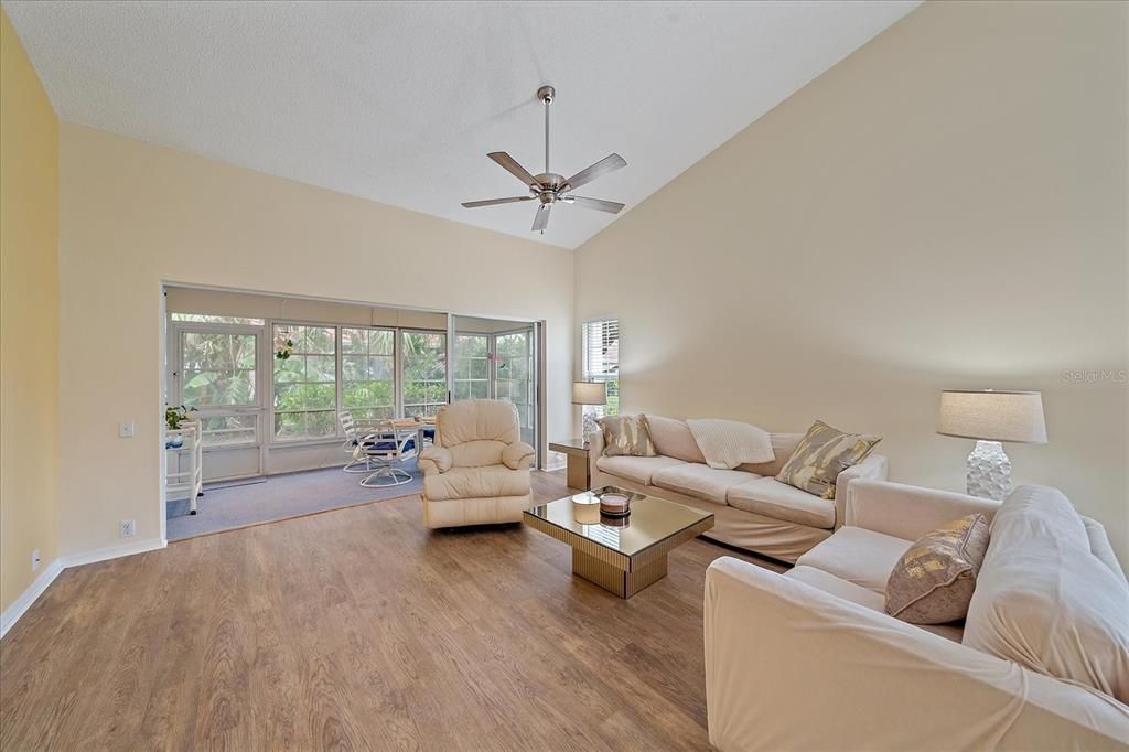 待售: $299,900 (2 贝兹, 2 浴室, 1598 平方英尺)