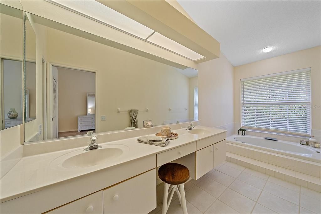 待售: $299,900 (2 贝兹, 2 浴室, 1598 平方英尺)