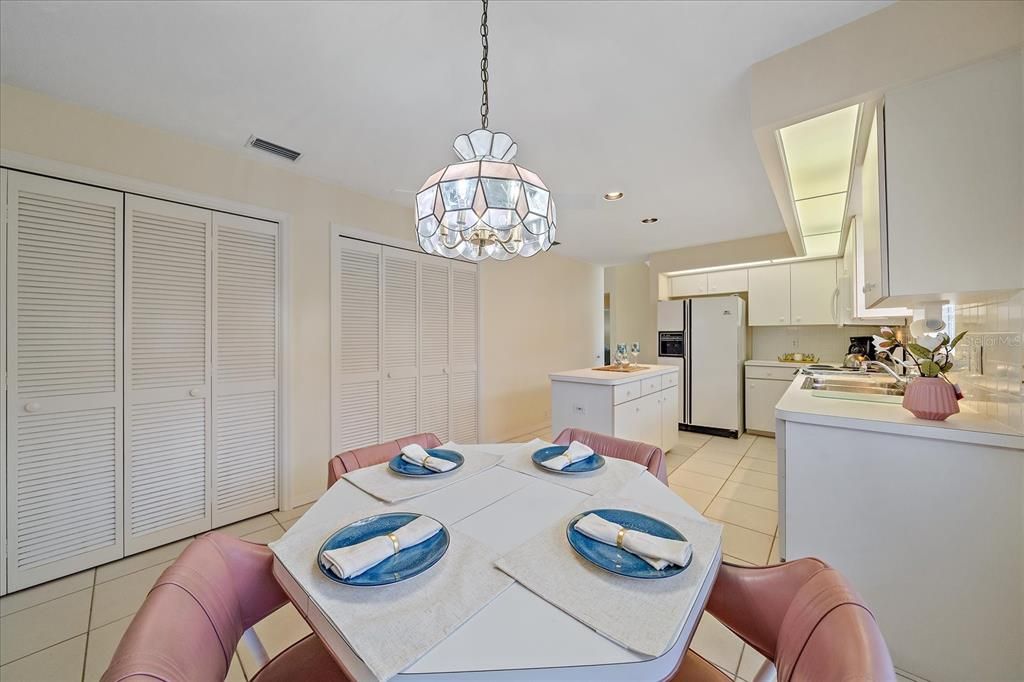 待售: $299,900 (2 贝兹, 2 浴室, 1598 平方英尺)