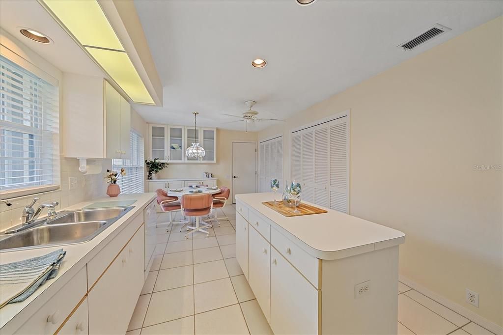 待售: $299,900 (2 贝兹, 2 浴室, 1598 平方英尺)