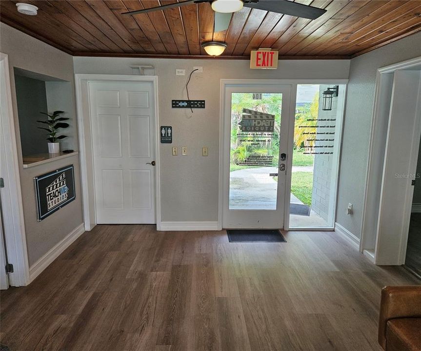 Под контрактом: $575,000 (0 спален, 0 ванн, 1887 Квадратных фут)