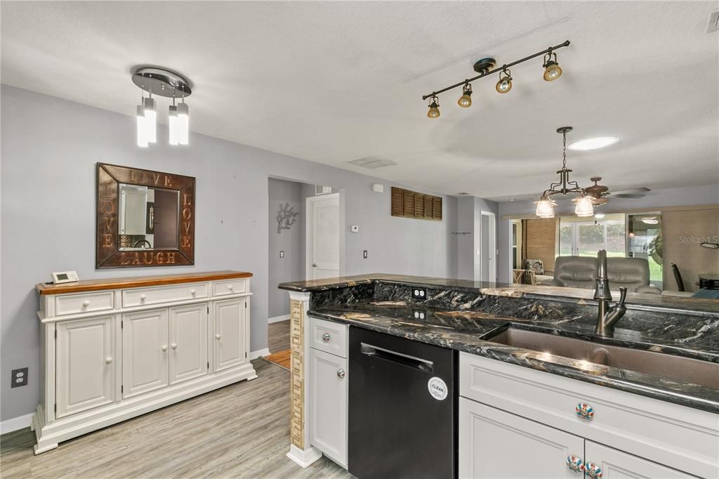 Activo con contrato: $199,000 (2 camas, 2 baños, 1251 Pies cuadrados)