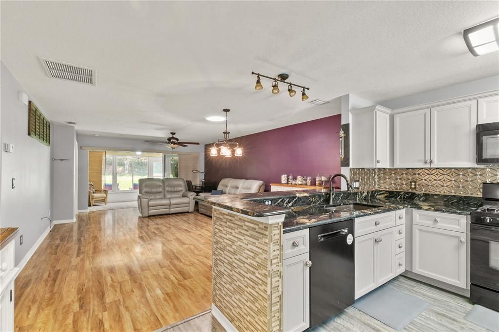 Activo con contrato: $199,000 (2 camas, 2 baños, 1251 Pies cuadrados)