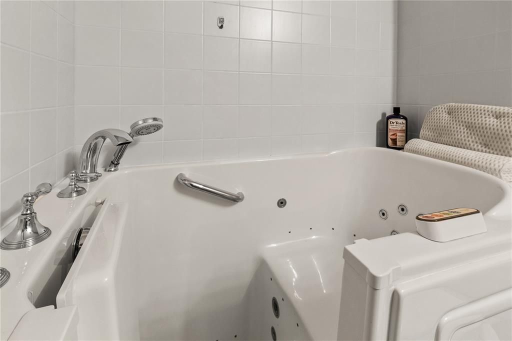 Activo con contrato: $199,000 (2 camas, 2 baños, 1251 Pies cuadrados)