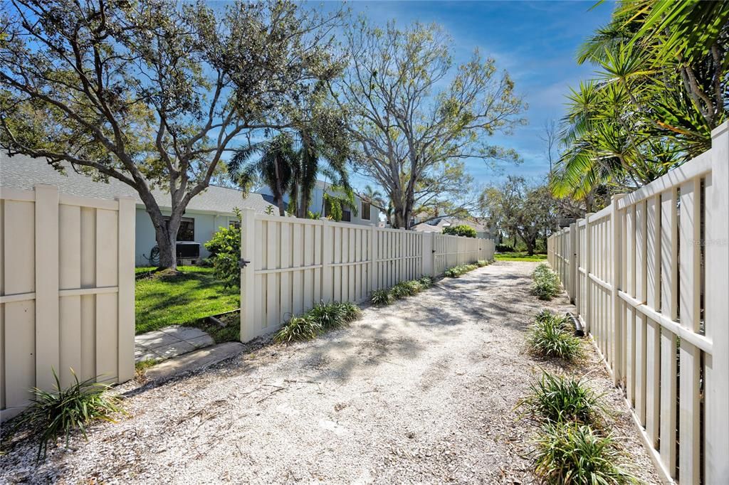 Active With Contract: $345,000 (2 beds, 2 baths, 1255 Square Feet)