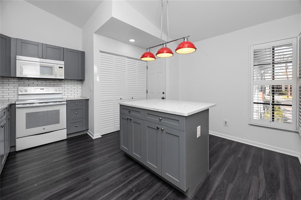 Active With Contract: $345,000 (2 beds, 2 baths, 1255 Square Feet)