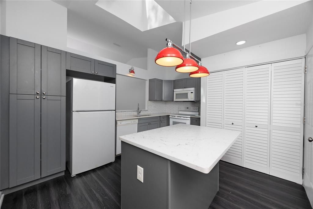 Active With Contract: $345,000 (2 beds, 2 baths, 1255 Square Feet)