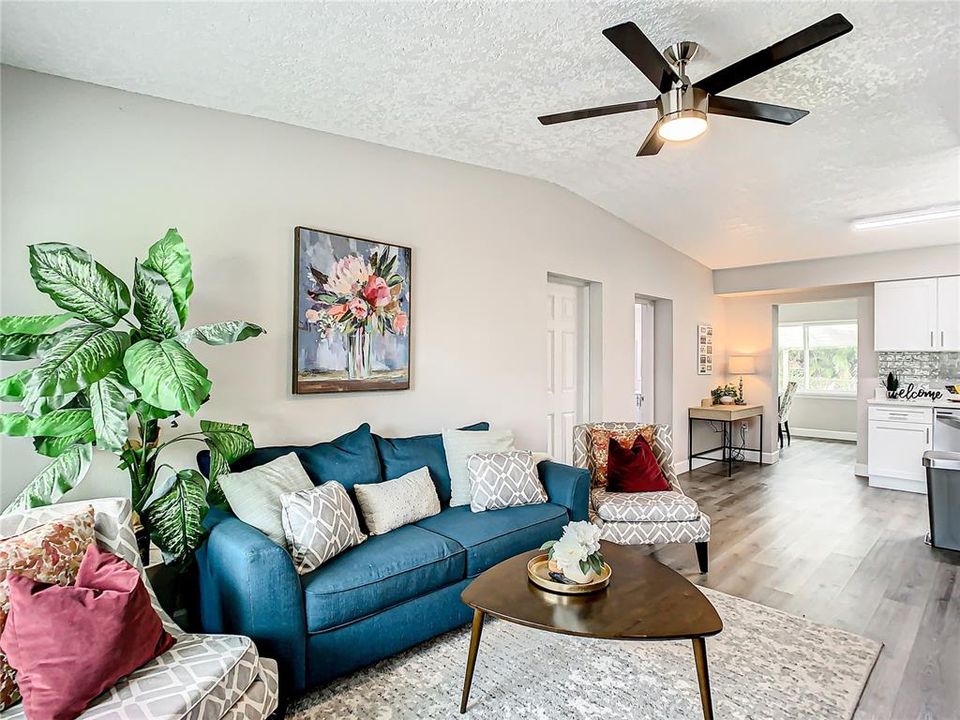 На продажу: $585,000 (3 спален, 2 ванн, 1215 Квадратных фут)