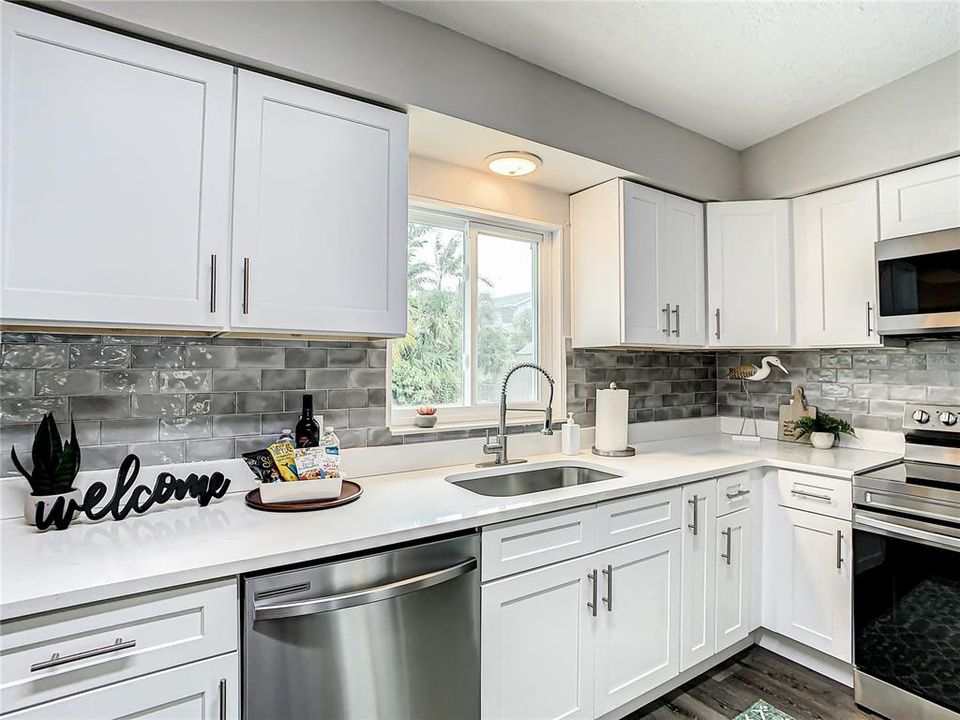 На продажу: $585,000 (3 спален, 2 ванн, 1215 Квадратных фут)