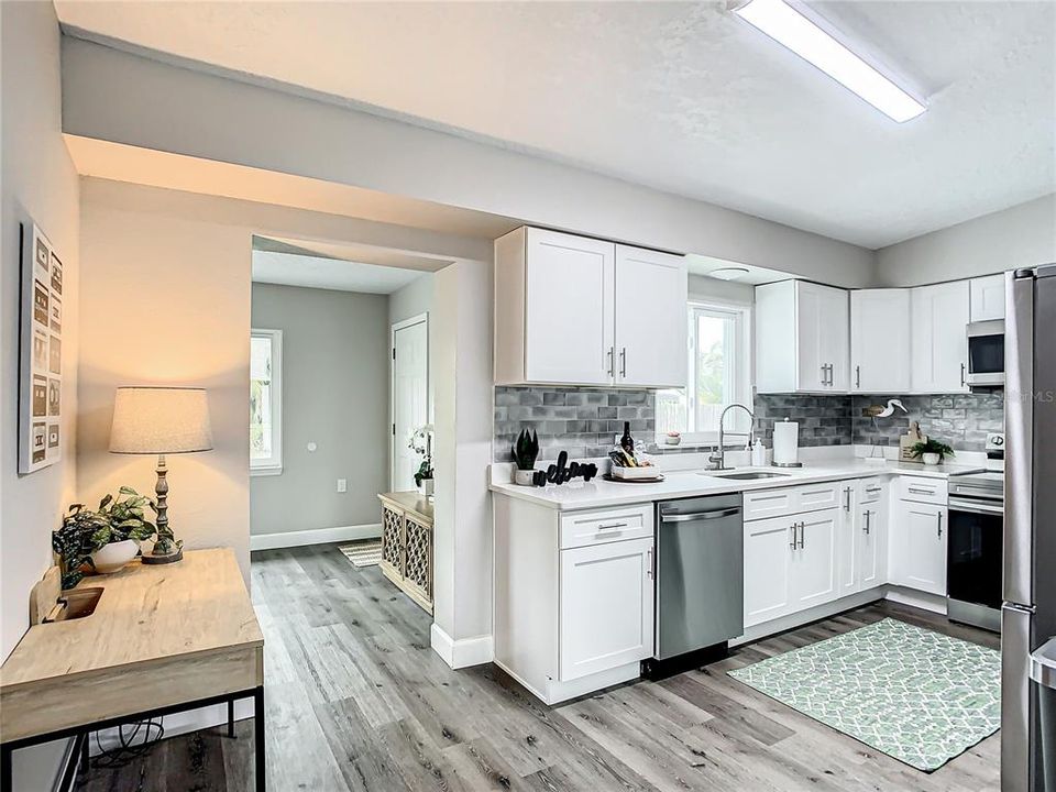 На продажу: $585,000 (3 спален, 2 ванн, 1215 Квадратных фут)