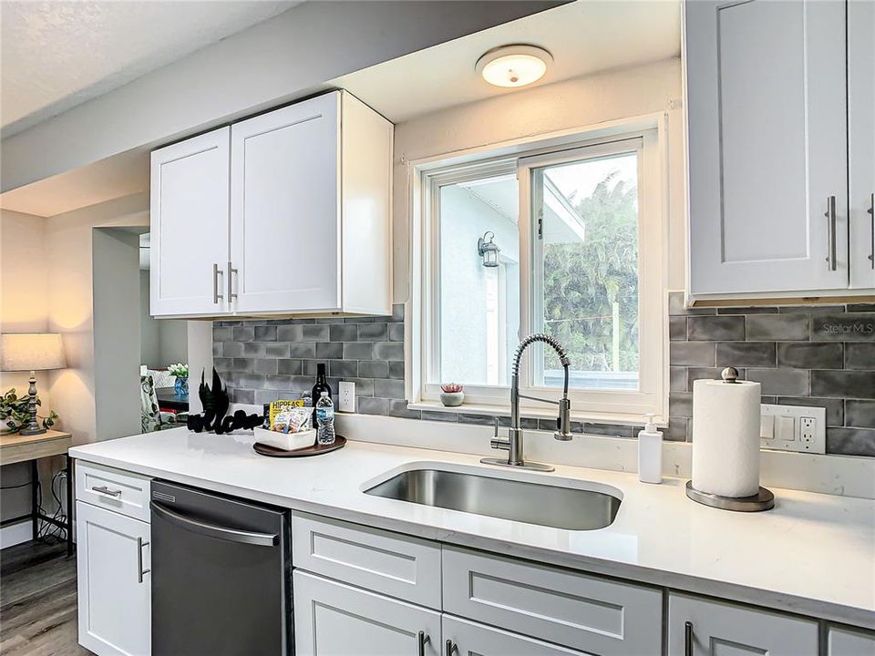 На продажу: $585,000 (3 спален, 2 ванн, 1215 Квадратных фут)