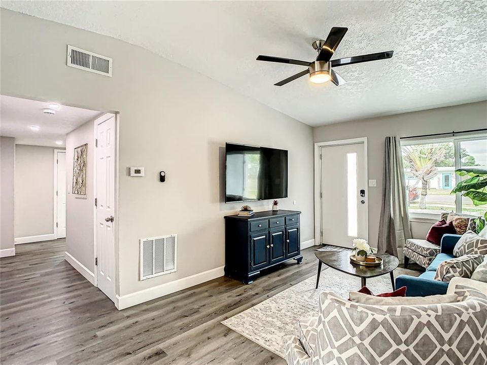 На продажу: $585,000 (3 спален, 2 ванн, 1215 Квадратных фут)