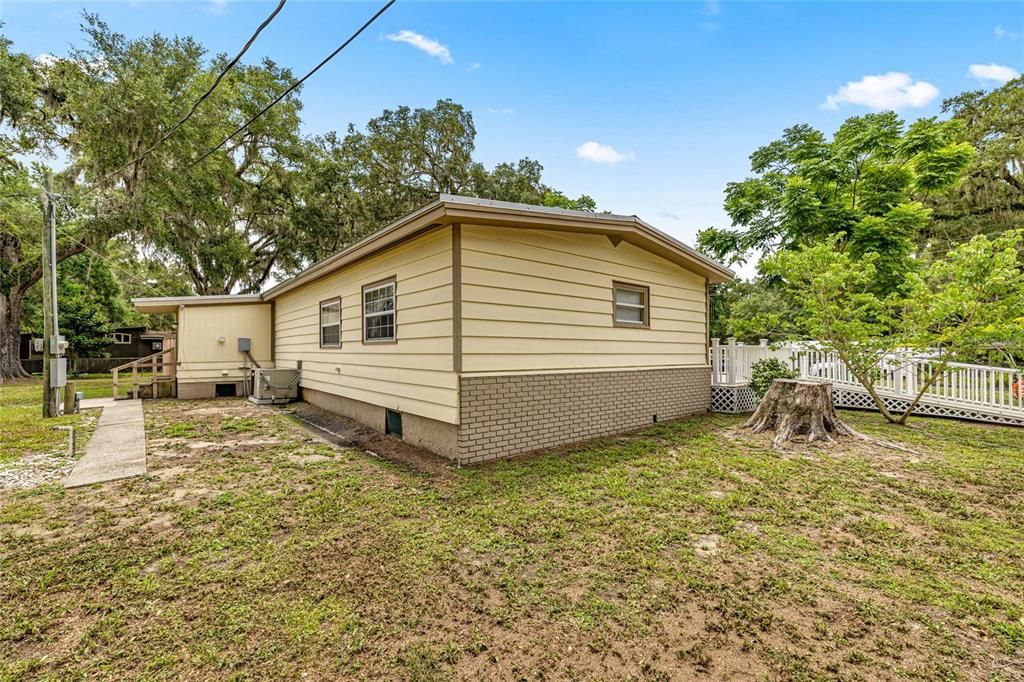 Active With Contract: $175,000 (2 beds, 1 baths, 1225 Square Feet)