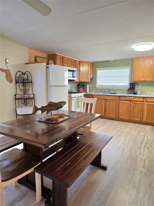 待售: $170,000 (2 贝兹, 1 浴室, 1429 平方英尺)