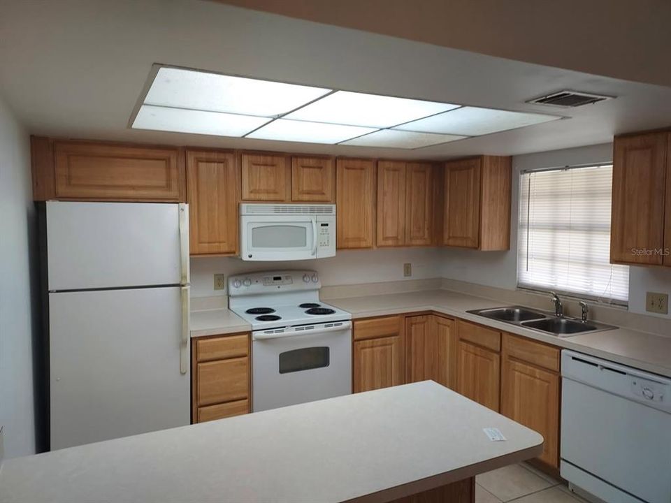 Под контрактом: $139,000 (2 спален, 2 ванн, 943 Квадратных фут)