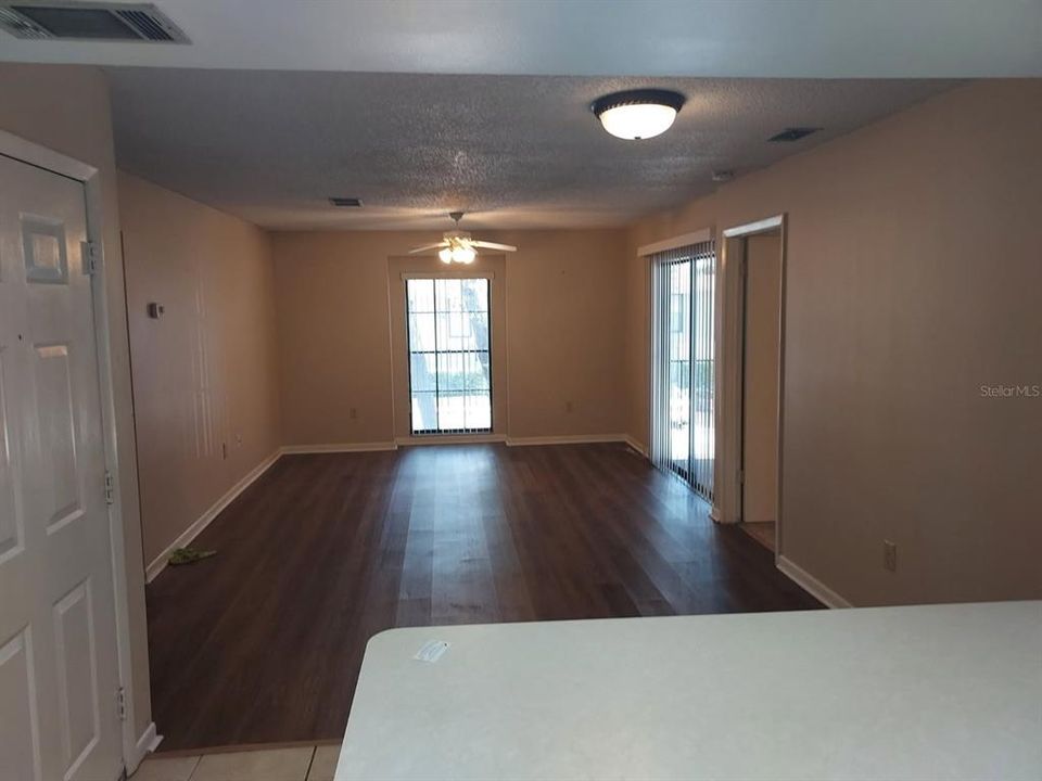 Под контрактом: $139,000 (2 спален, 2 ванн, 943 Квадратных фут)