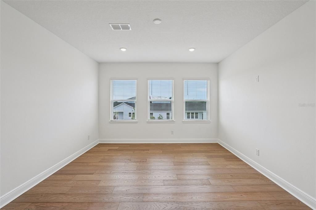 Под контрактом: $749,990 (5 спален, 4 ванн, 3130 Квадратных фут)