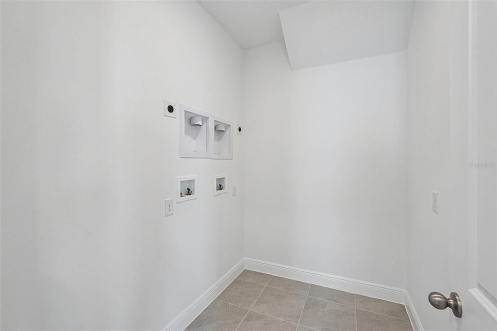 Под контрактом: $749,990 (5 спален, 4 ванн, 3130 Квадратных фут)