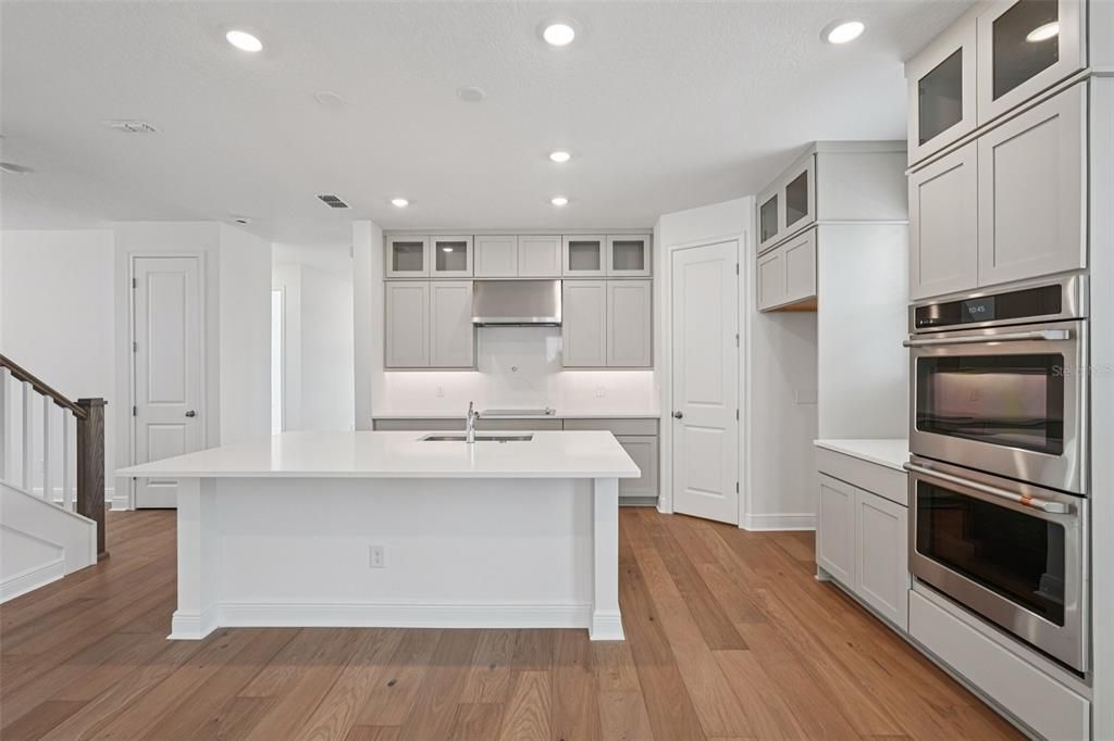 Под контрактом: $749,990 (5 спален, 4 ванн, 3130 Квадратных фут)