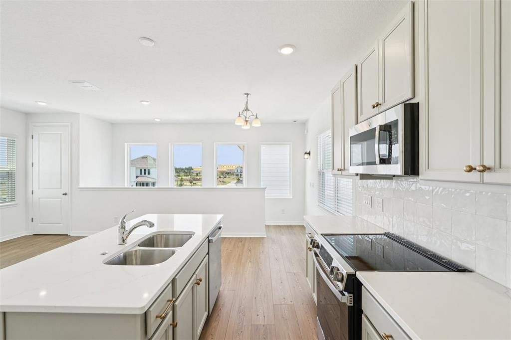 Под контрактом: $749,990 (5 спален, 4 ванн, 3130 Квадратных фут)