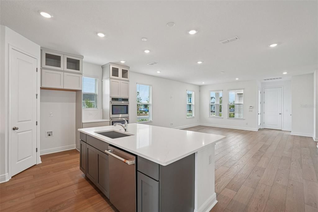 Под контрактом: $749,990 (5 спален, 4 ванн, 3130 Квадратных фут)