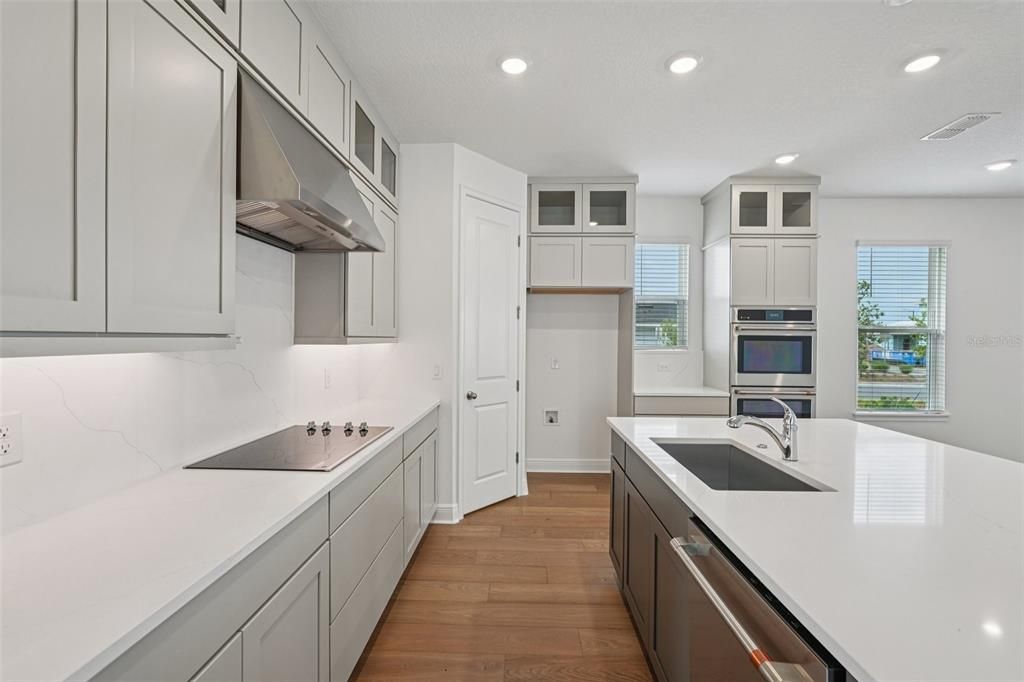 Под контрактом: $749,990 (5 спален, 4 ванн, 3130 Квадратных фут)