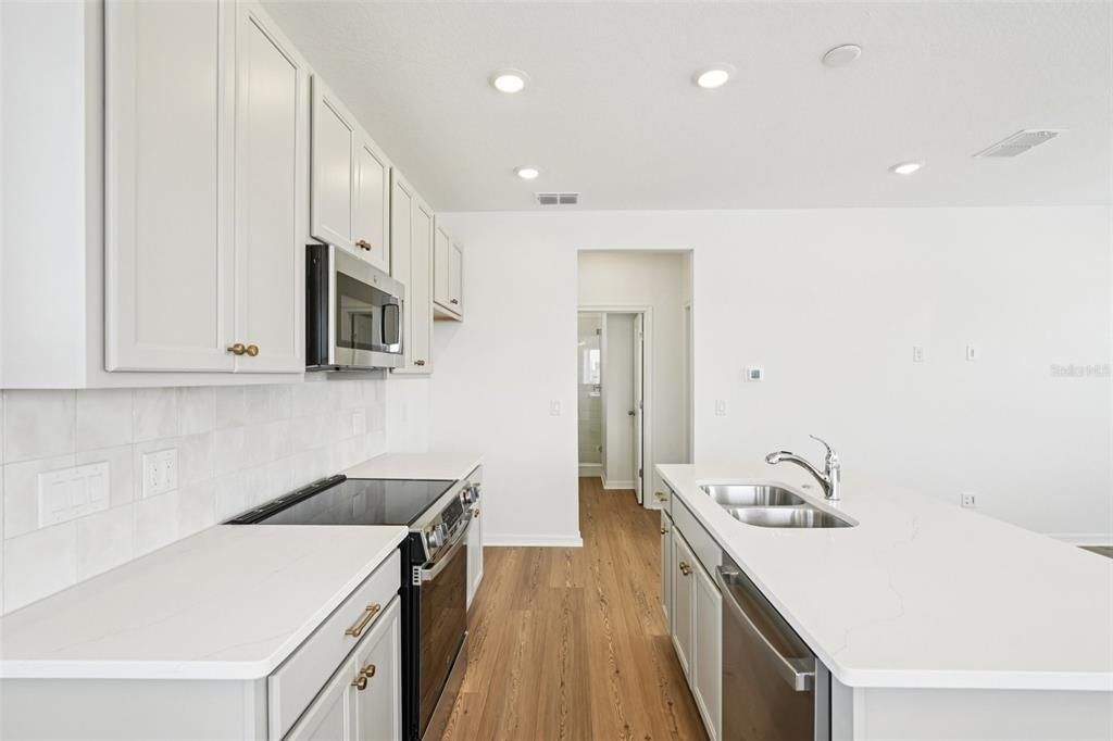 Под контрактом: $749,990 (5 спален, 4 ванн, 3130 Квадратных фут)