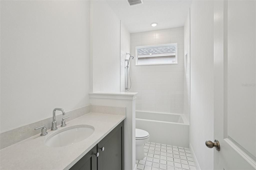 Под контрактом: $749,990 (5 спален, 4 ванн, 3130 Квадратных фут)