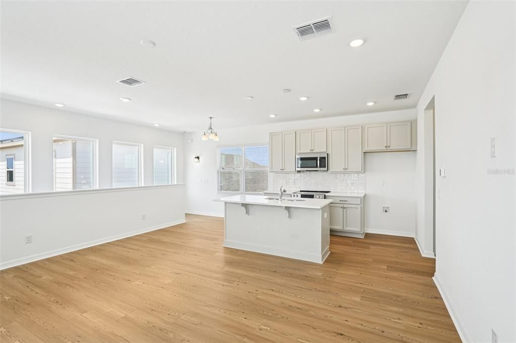 Под контрактом: $749,990 (5 спален, 4 ванн, 3130 Квадратных фут)