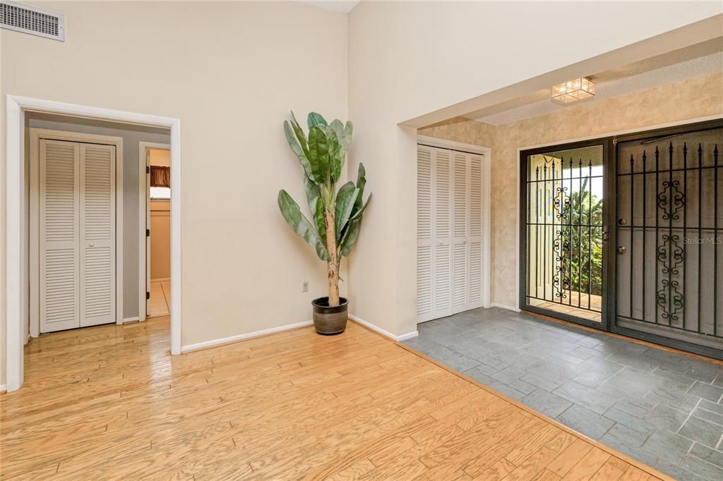 合同活跃: $415,000 (3 贝兹, 2 浴室, 2209 平方英尺)