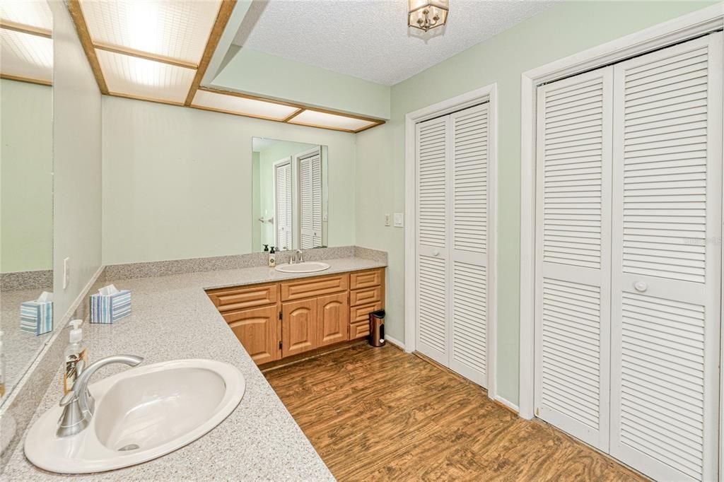 合同活跃: $415,000 (3 贝兹, 2 浴室, 2209 平方英尺)