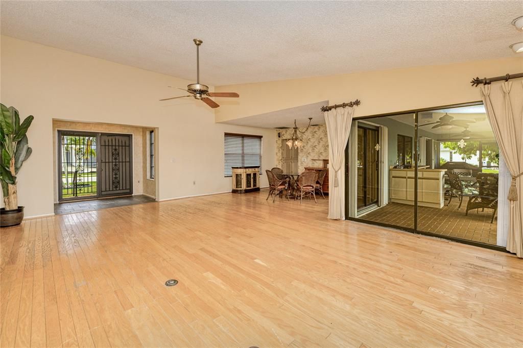 合同活跃: $415,000 (3 贝兹, 2 浴室, 2209 平方英尺)