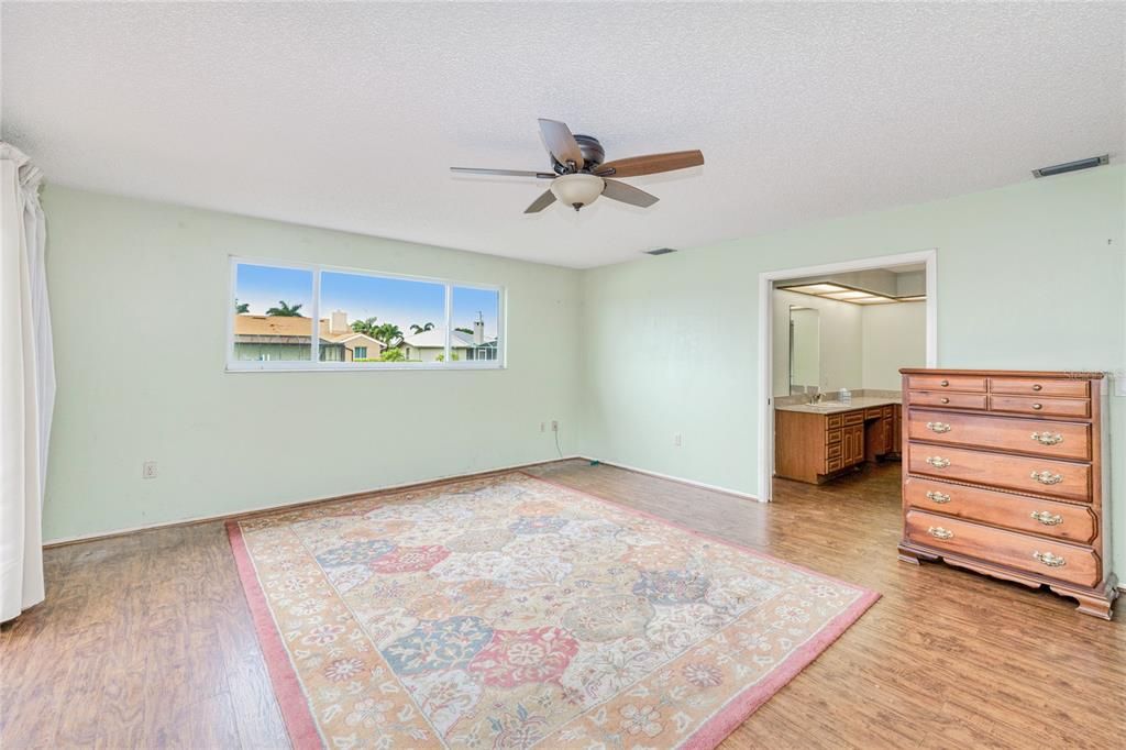 合同活跃: $415,000 (3 贝兹, 2 浴室, 2209 平方英尺)