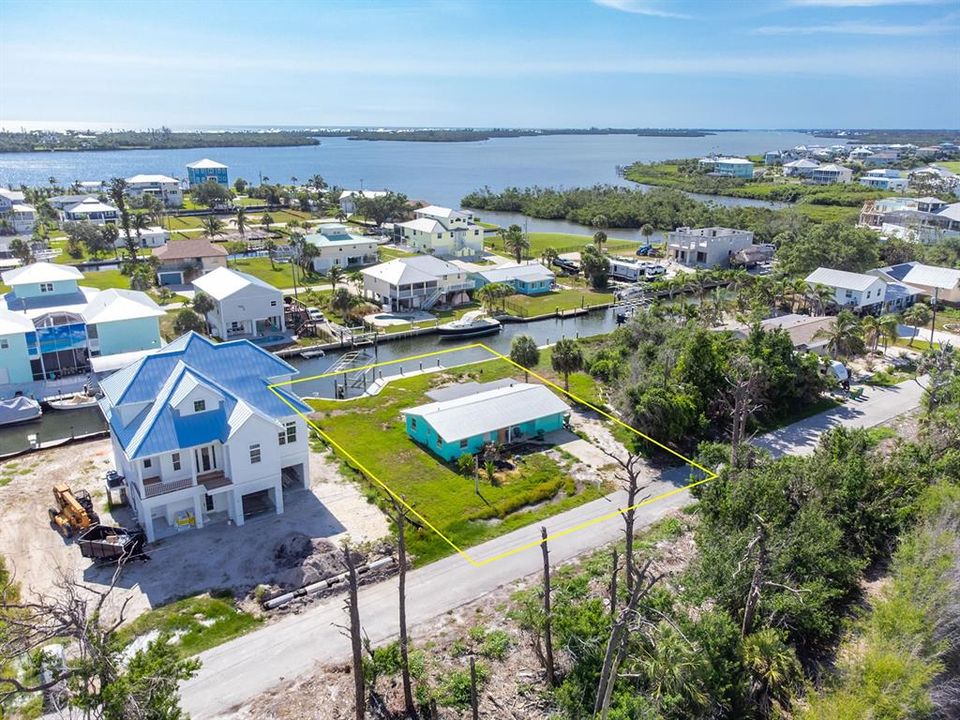 Под контрактом: $475,000 (0.23 acres)