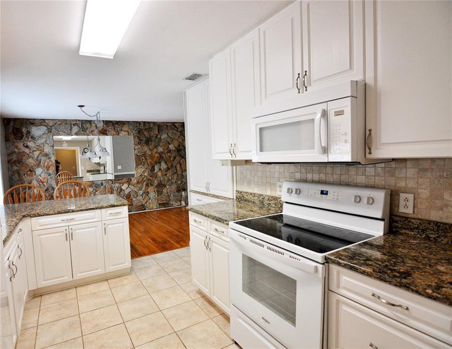 For Sale: $489,900 (4 beds, 2 baths, 2282 Square Feet)