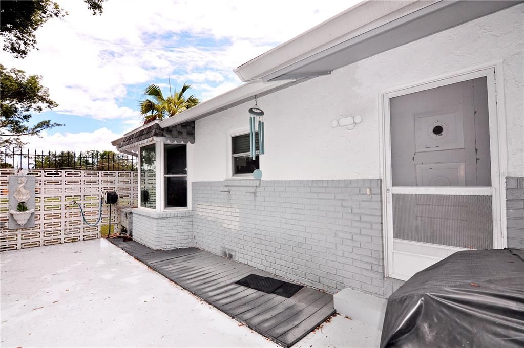 For Sale: $489,900 (4 beds, 2 baths, 2282 Square Feet)