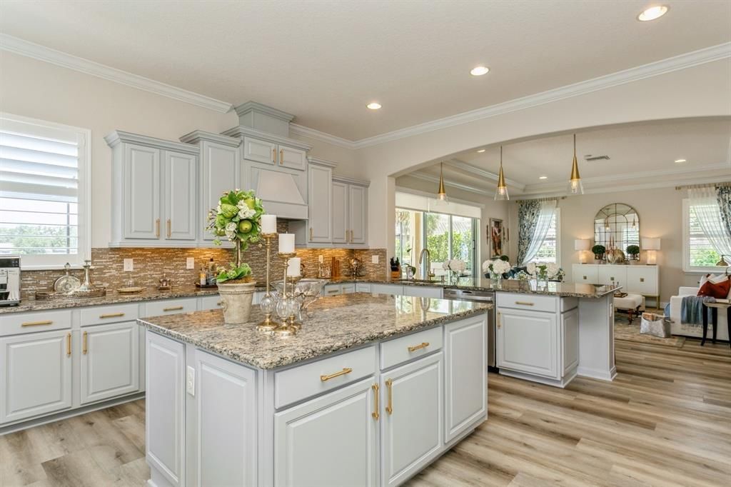 Activo con contrato: $1,349,000 (5 camas, 4 baños, 4560 Pies cuadrados)