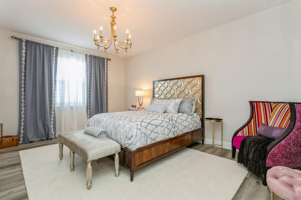Activo con contrato: $1,349,000 (5 camas, 4 baños, 4560 Pies cuadrados)
