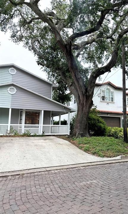 Recently Rented: $2,700 (2 beds, 1 baths, 1304 Square Feet)