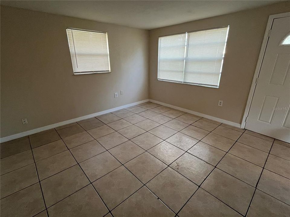For Rent: $1,399 (3 beds, 1 baths, 912 Square Feet)
