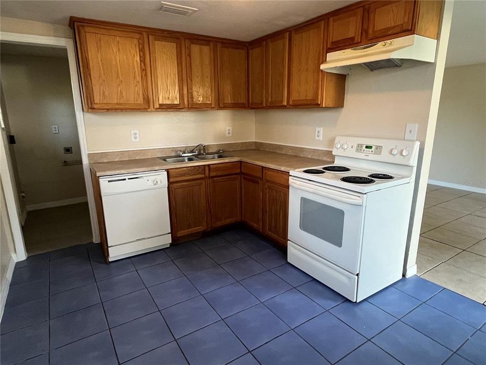For Rent: $1,399 (3 beds, 1 baths, 912 Square Feet)
