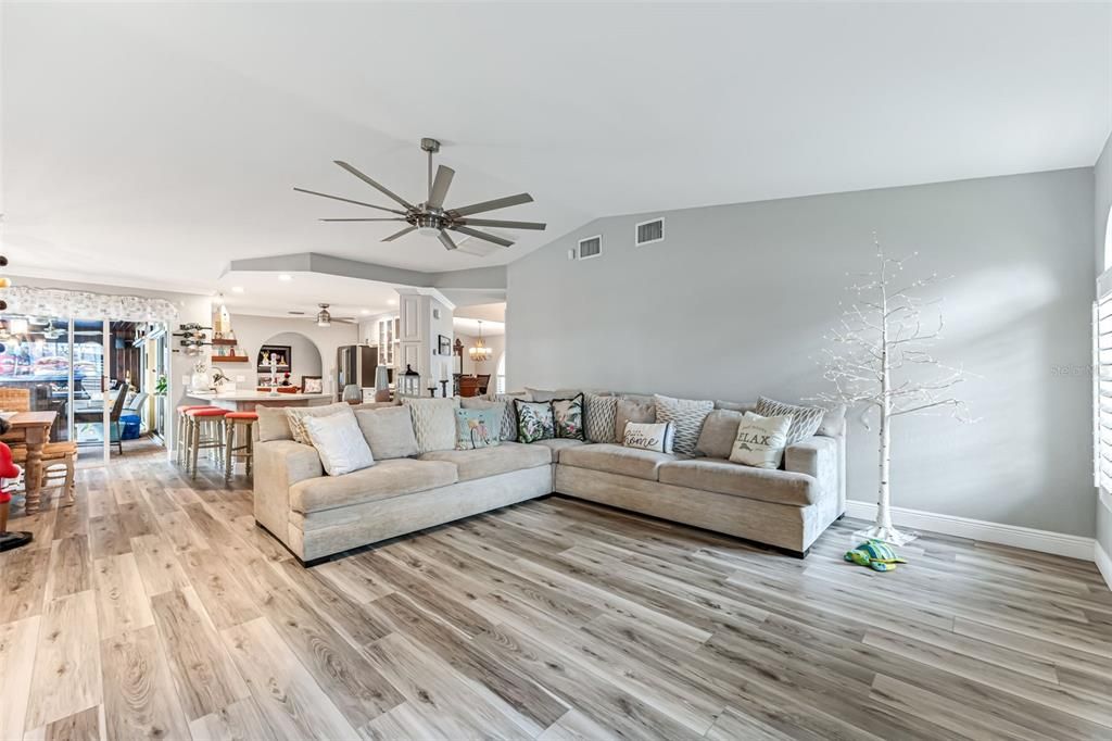 Под контрактом: $429,999 (3 спален, 2 ванн, 2050 Квадратных фут)