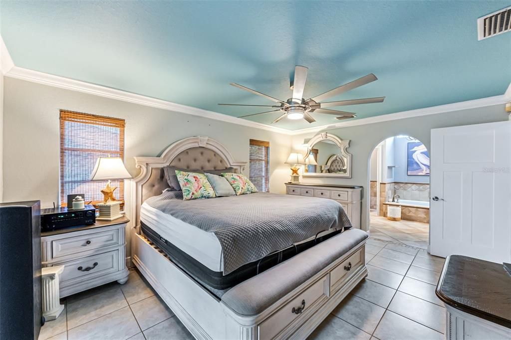 Под контрактом: $429,999 (3 спален, 2 ванн, 2050 Квадратных фут)