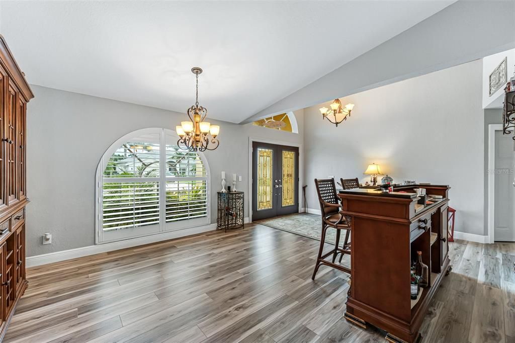 Под контрактом: $429,999 (3 спален, 2 ванн, 2050 Квадратных фут)