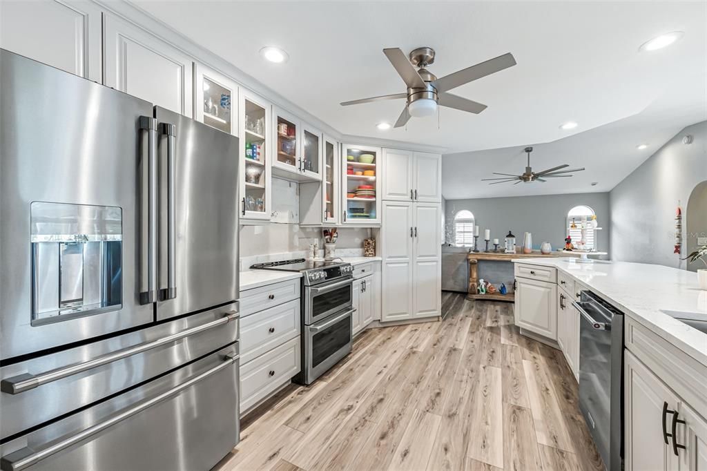 Под контрактом: $429,999 (3 спален, 2 ванн, 2050 Квадратных фут)