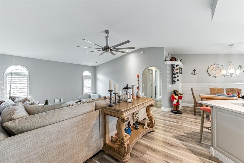 Под контрактом: $429,999 (3 спален, 2 ванн, 2050 Квадратных фут)