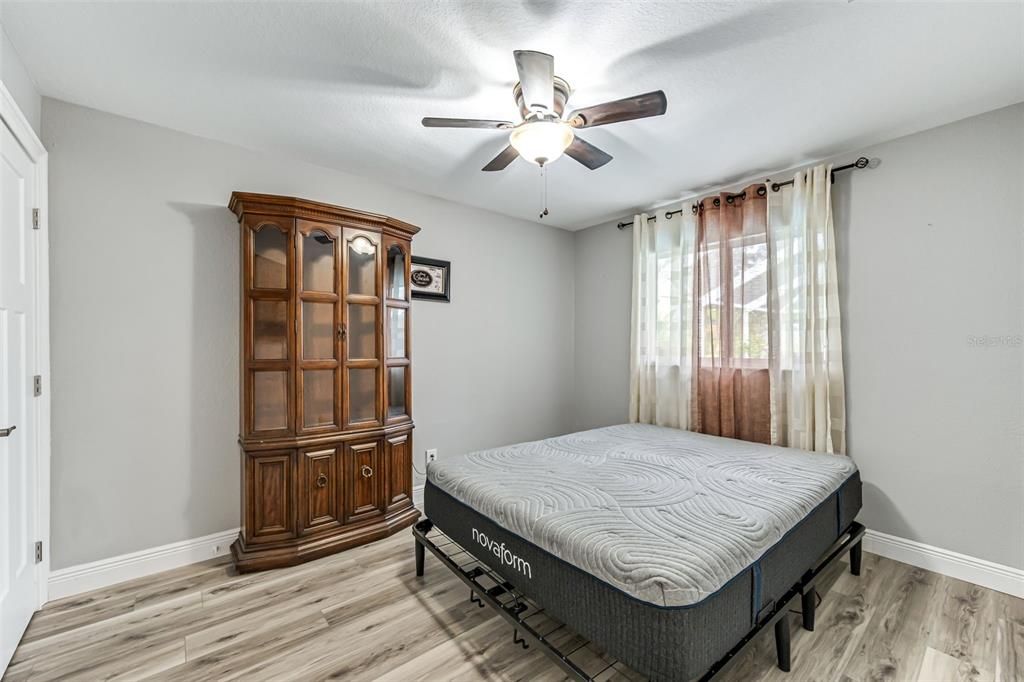 Под контрактом: $429,999 (3 спален, 2 ванн, 2050 Квадратных фут)